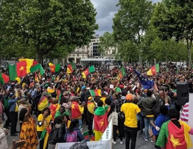 AnyConv.com__cameroun_-_sejour_du_couple_p_983604893_une_manifestation_des_camerounais_de_la_diaspora_en_france_c_getty_images_cameroon-info-p-net_800xm9x-768x594